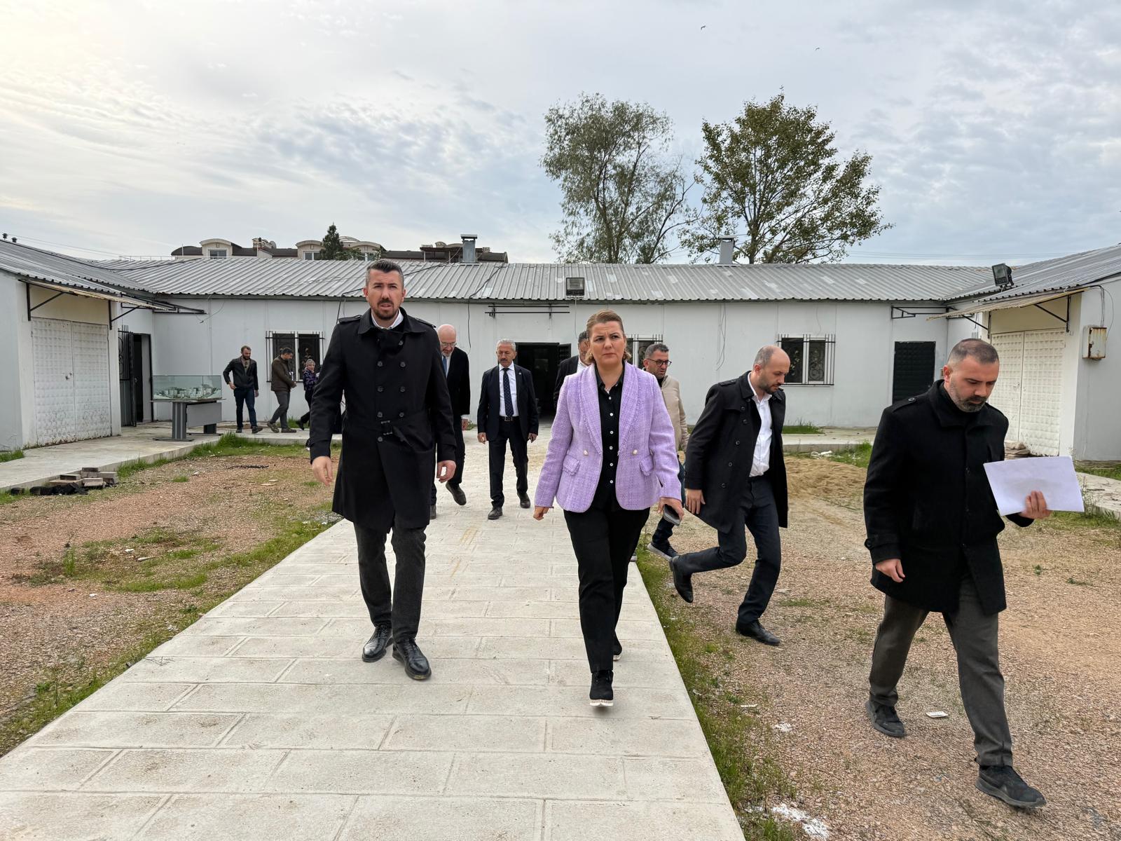 Fatma Başkan, Yahya Kaptan’daki Teknogaraj ve kütüphane projelerini İnceledi (4) Fatma Başkan, Yahya Kaptan’daki Teknogaraj ve kütüphane projelerini İnceledi (4)