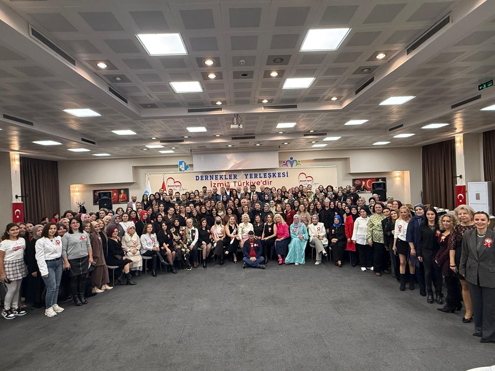 İzmit Belediyesi Öğretmenler Günü’nde eğitim emekçilerini buluşturdu (1) İzmit Belediyesi Öğretmenler Günü’nde eğitim emekçilerini buluşturdu (1)