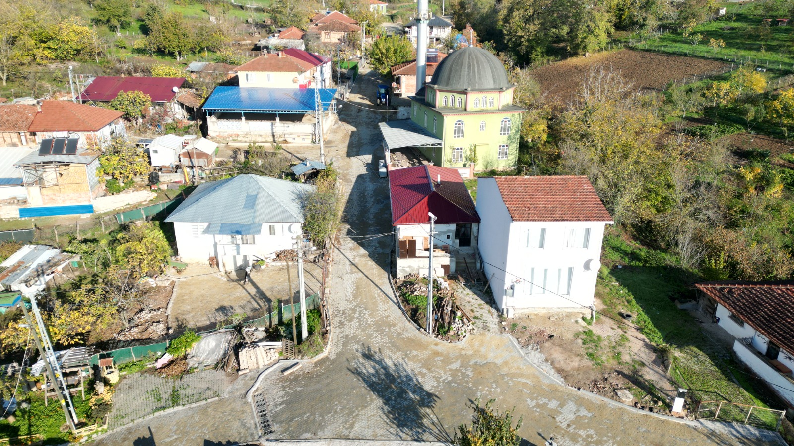İzmit Belediyesi, Orhaniye Mahallesi’nde bozulan yolu yeniledi (2) İzmit Belediyesi, Orhaniye Mahallesi’nde bozulan yolu yeniledi (2)