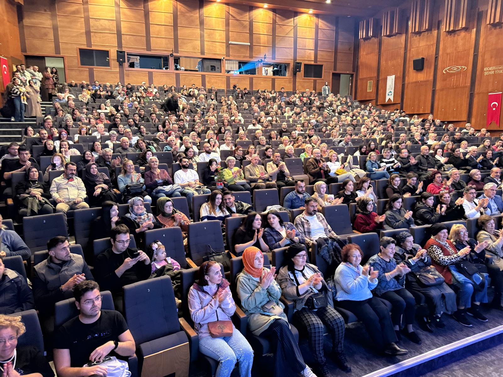 Izmit Belediyesi THM Gençlik Korosu'ndan muhtesem konser (5) Izmit Belediyesi THM Gençlik Korosu'ndan muhtesem konser (5)
