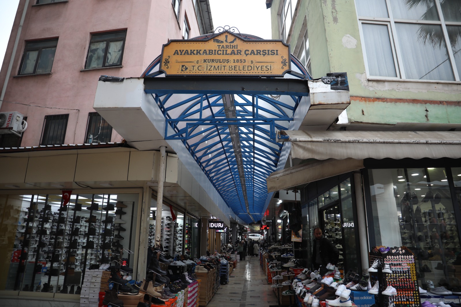 İzmit Belediyesi Tarihi Ayakkabıcılar Çarşısı’nın çatısını yeniledi (4) İzmit Belediyesi Tarihi Ayakkabıcılar Çarşısı’nın çatısını yeniledi (4)