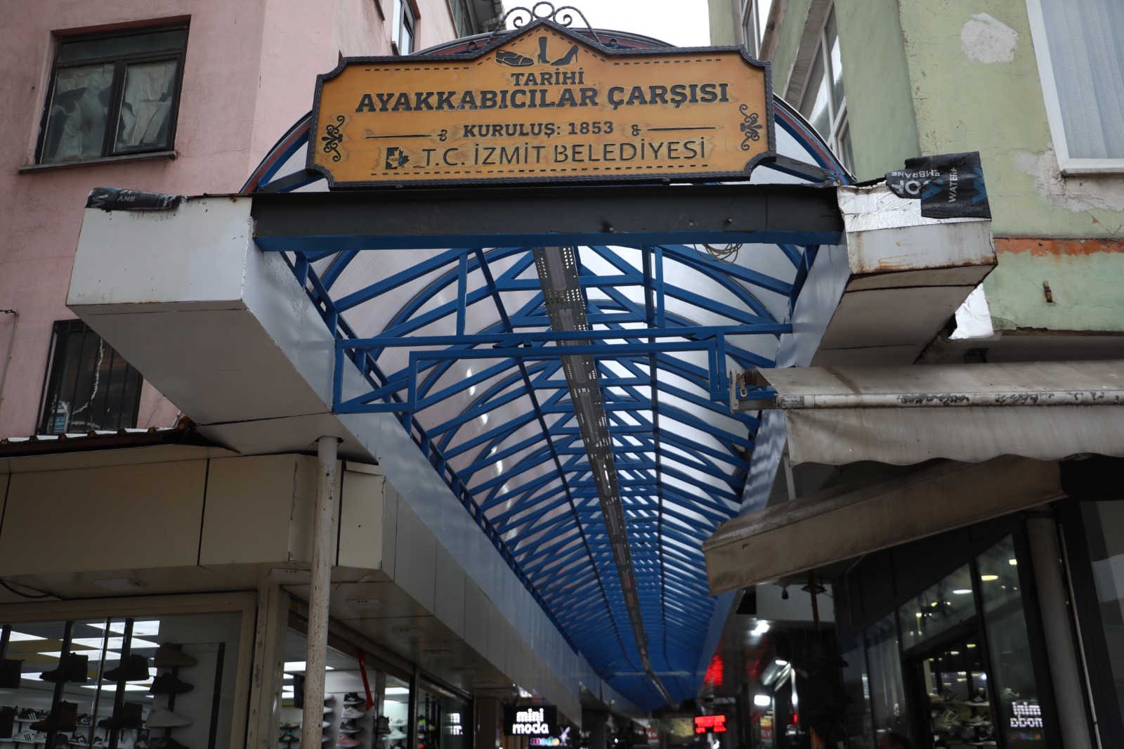 İzmit Belediyesi Tarihi Ayakkabıcılar Çarşısı’nın çatısını yeniledi (5) İzmit Belediyesi Tarihi Ayakkabıcılar Çarşısı’nın çatısını yeniledi (5)