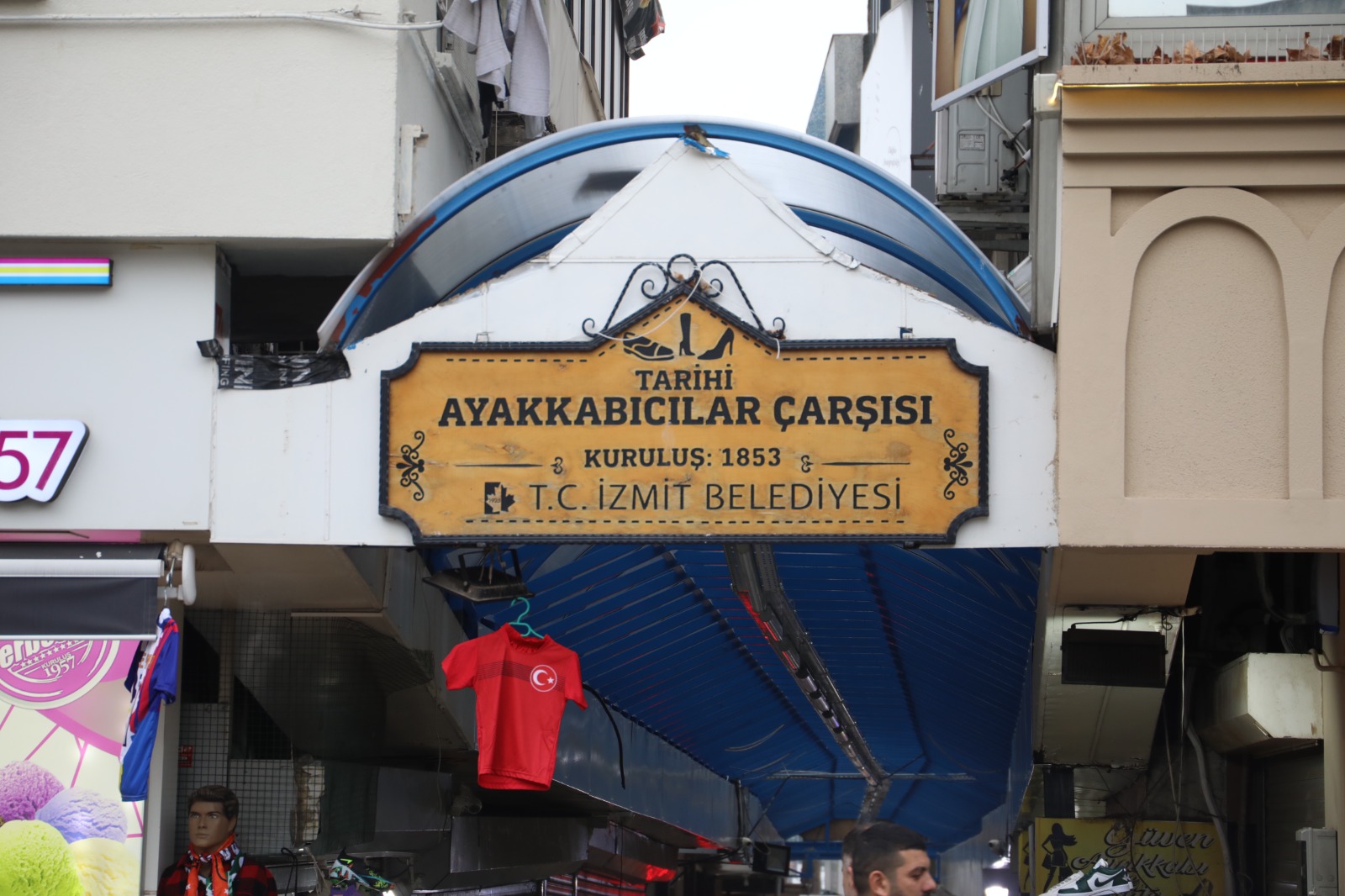 İzmit Belediyesi Tarihi Ayakkabıcılar Çarşısı’nın çatısını yeniledi (6) İzmit Belediyesi Tarihi Ayakkabıcılar Çarşısı’nın çatısını yeniledi (6)