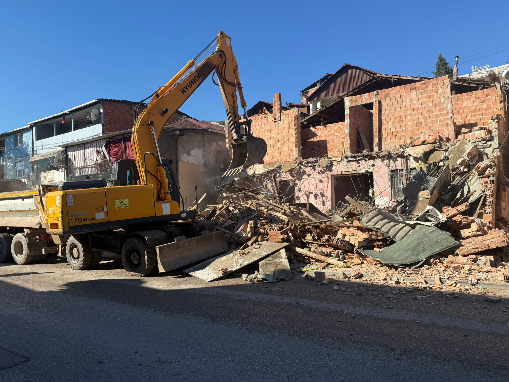 Izmit Belediyesinden kaçak yapi yikimi (1)