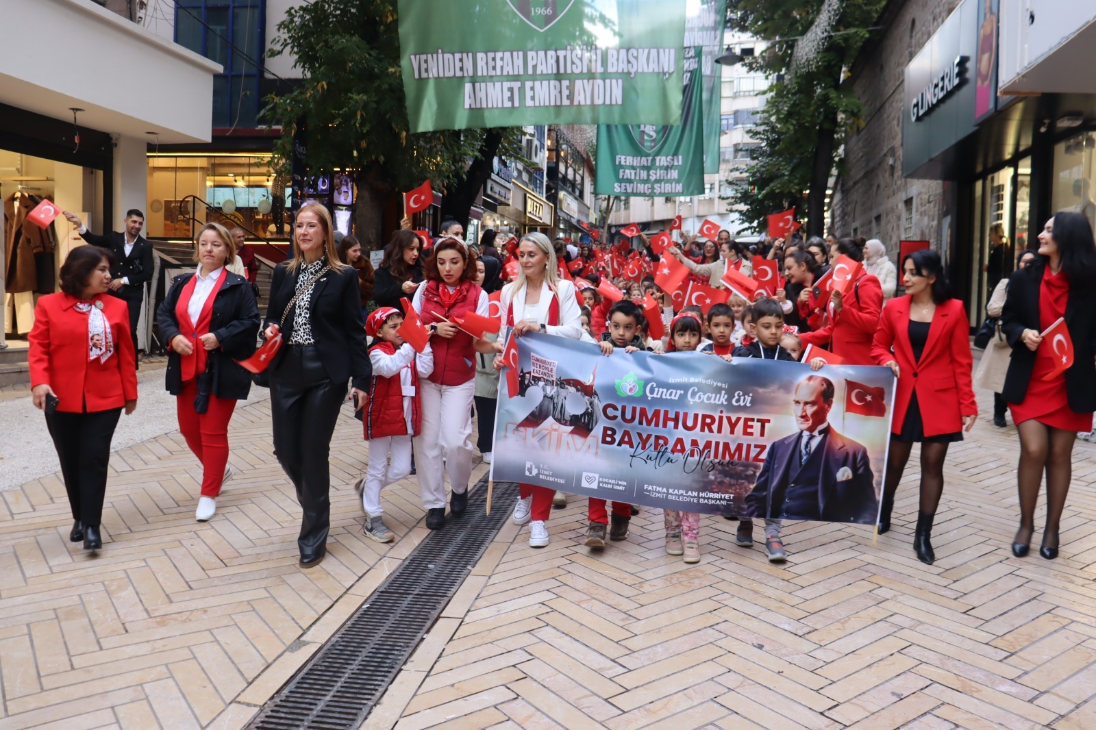 Izmit'te Cumhuriyet Korteji çocuklarin adimlariyla renklendi (1)