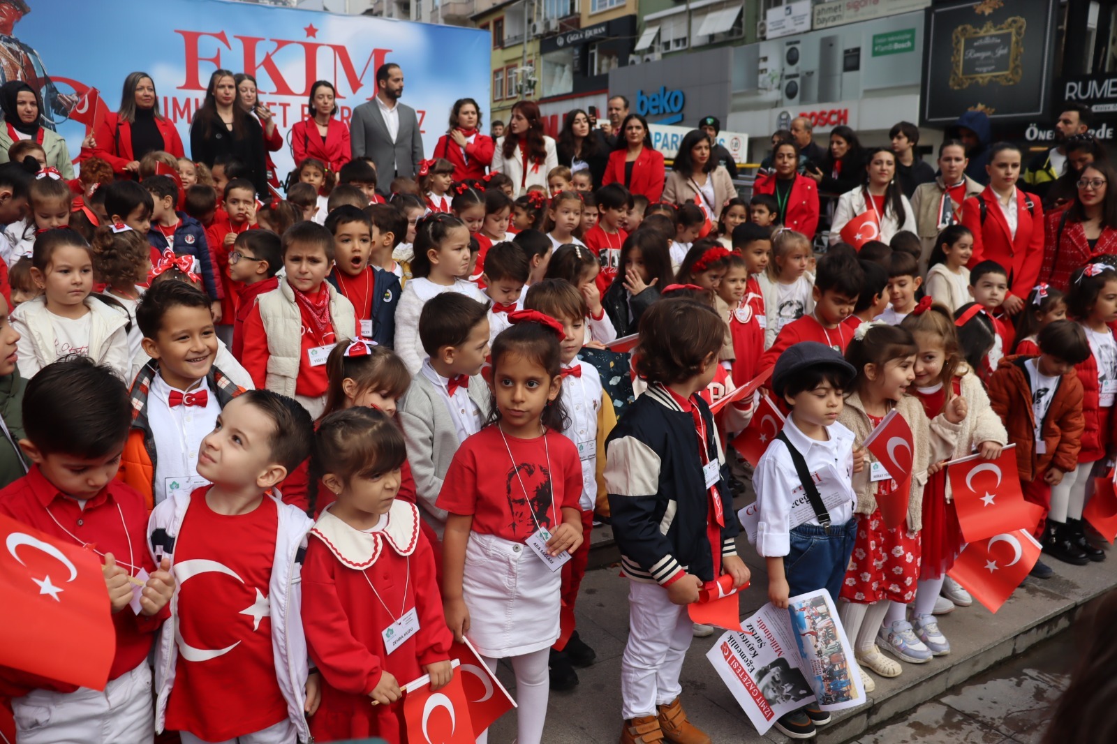 Izmit'te Cumhuriyet Korteji çocuklarin adimlariyla renklendi (11)