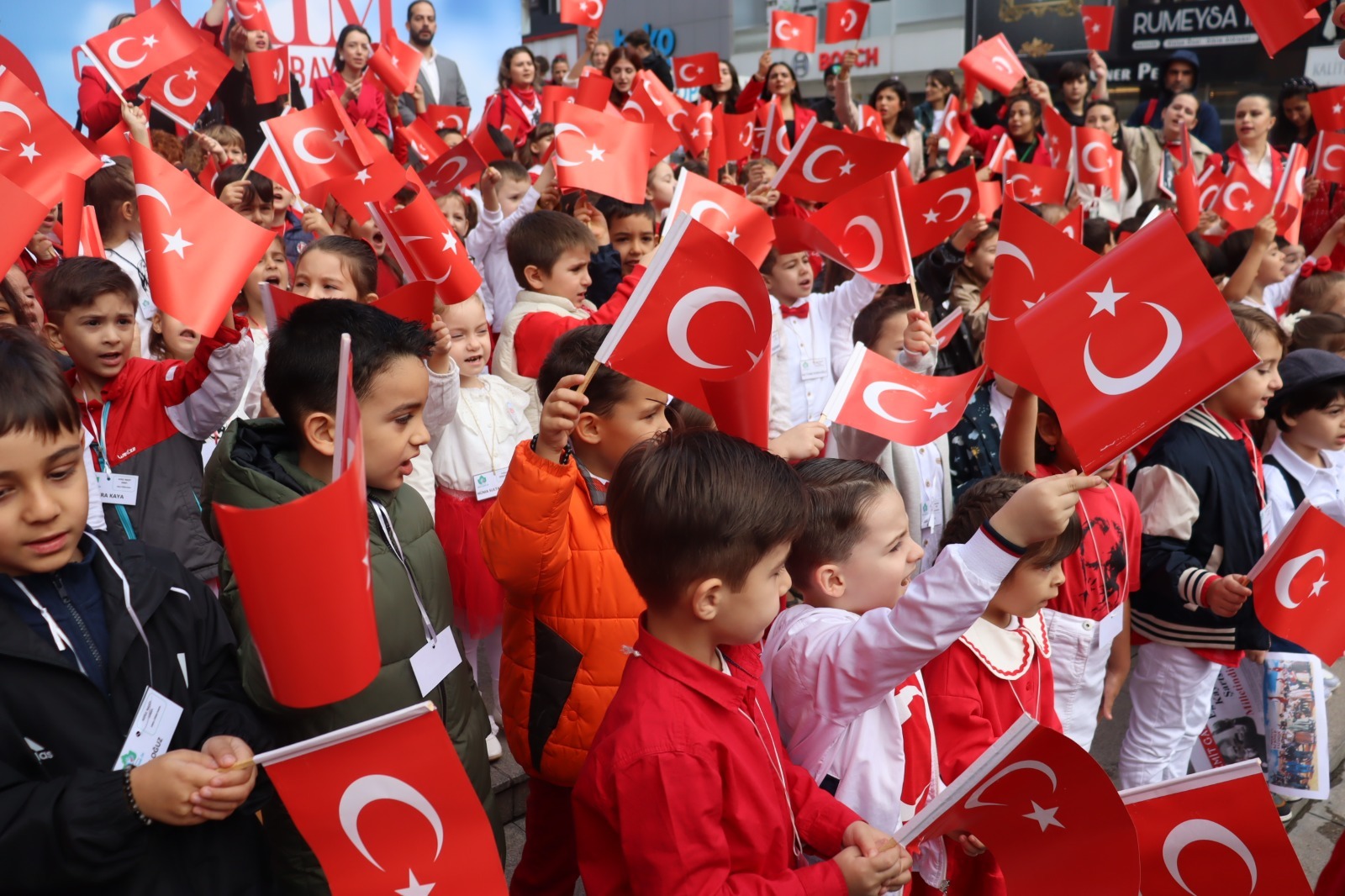 Izmit'te Cumhuriyet Korteji çocuklarin adimlariyla renklendi (2)
