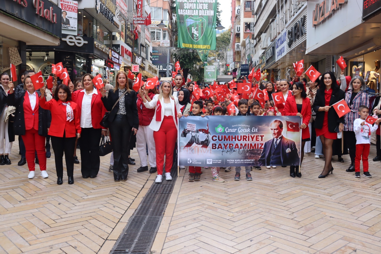 Izmit'te Cumhuriyet Korteji çocuklarin adimlariyla renklendi (4)