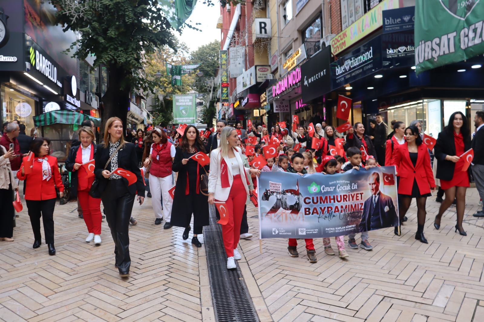 Izmit'te Cumhuriyet Korteji çocuklarin adimlariyla renklendi (5)