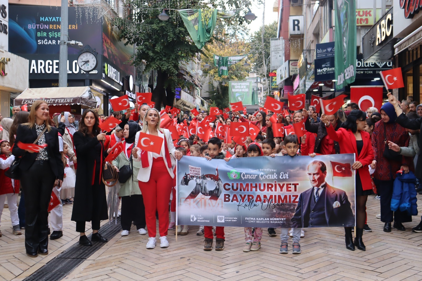 Izmit'te Cumhuriyet Korteji çocuklarin adimlariyla renklendi (6)