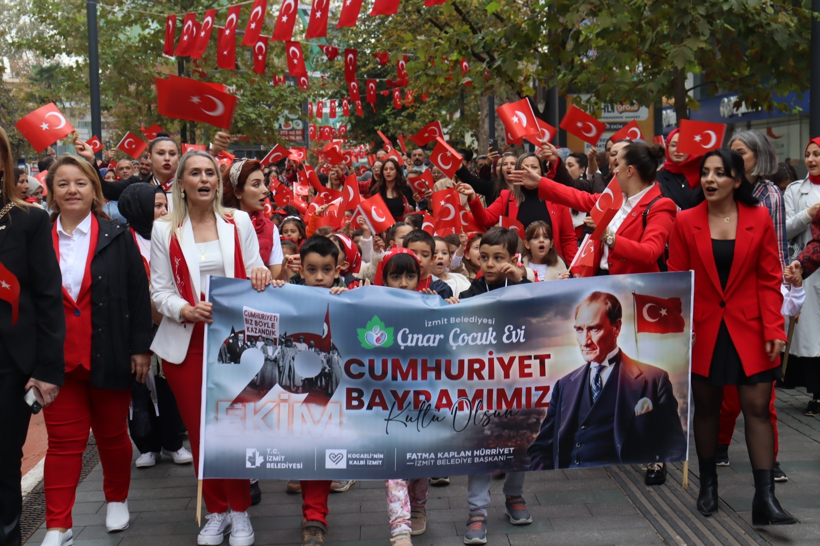 Izmit'te Cumhuriyet Korteji çocuklarin adimlariyla renklendi (7)