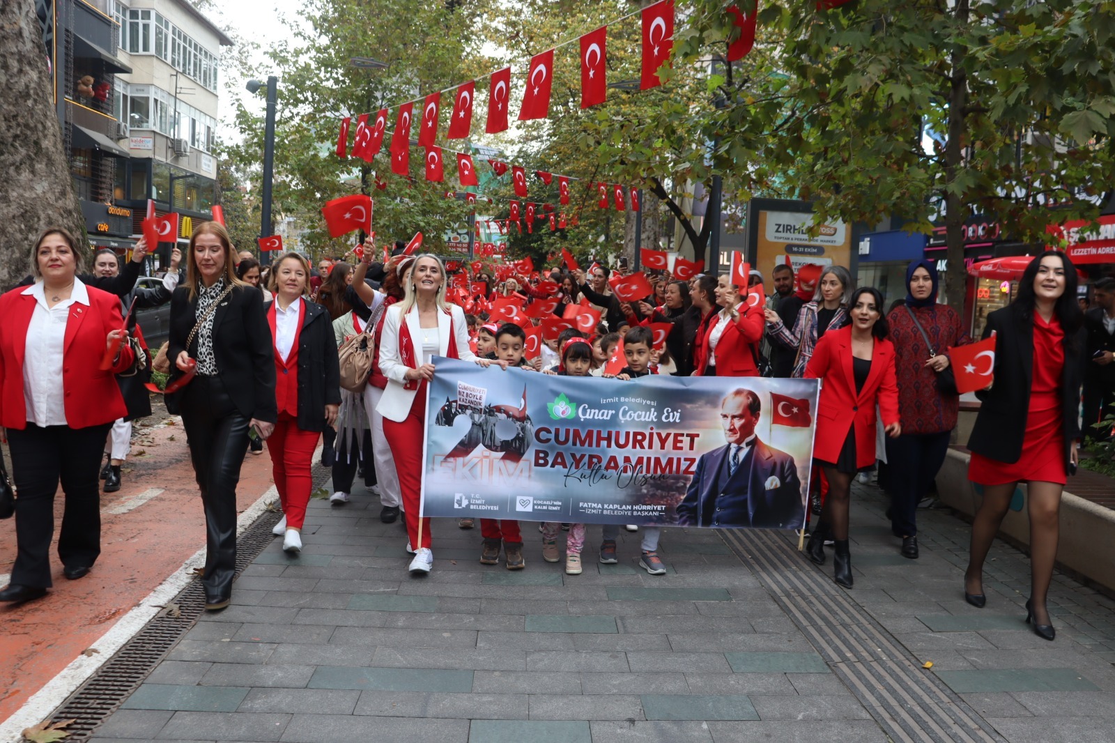 Izmit'te Cumhuriyet Korteji çocuklarin adimlariyla renklendi (8)