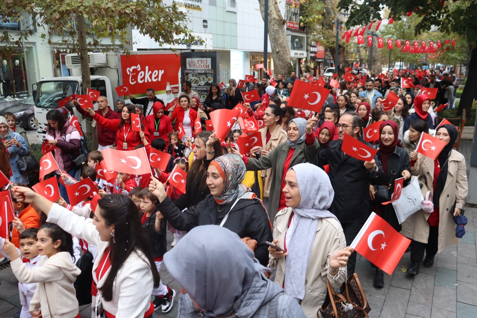 Izmit'te Cumhuriyet Korteji çocuklarin adimlariyla renklendi (9)