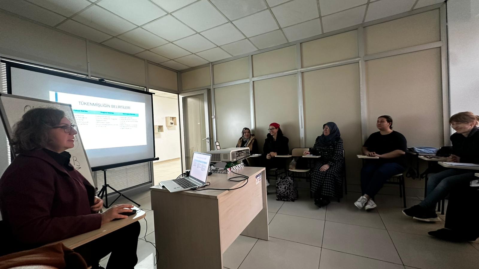 Engelsiz Ebeveyn Akademisi’nde Psikolojik Dayanıklılık ve Stres Yönetimi Eğitimi (4) Engelsiz Ebeveyn Akademisi’nde Psikolojik Dayanıklılık ve Stres Yönetimi Eğitimi (4)