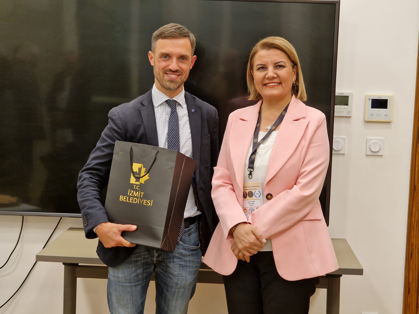 Izmit Sanat Akademisi'nin folklor basarisi Fransa'da taçlandi (3) Izmit Sanat Akademisi'nin folklor basarisi Fransa'da taçlandi (3)