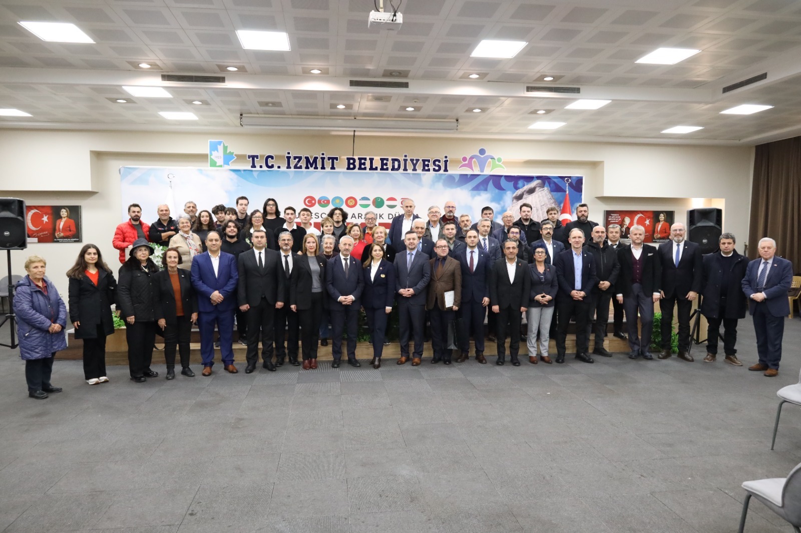 İzmit’te Dünya Türk Dili Ailesi Günü anlamlı bir programla kutlandı (2) İzmit’te Dünya Türk Dili Ailesi Günü anlamlı bir programla kutlandı (2)