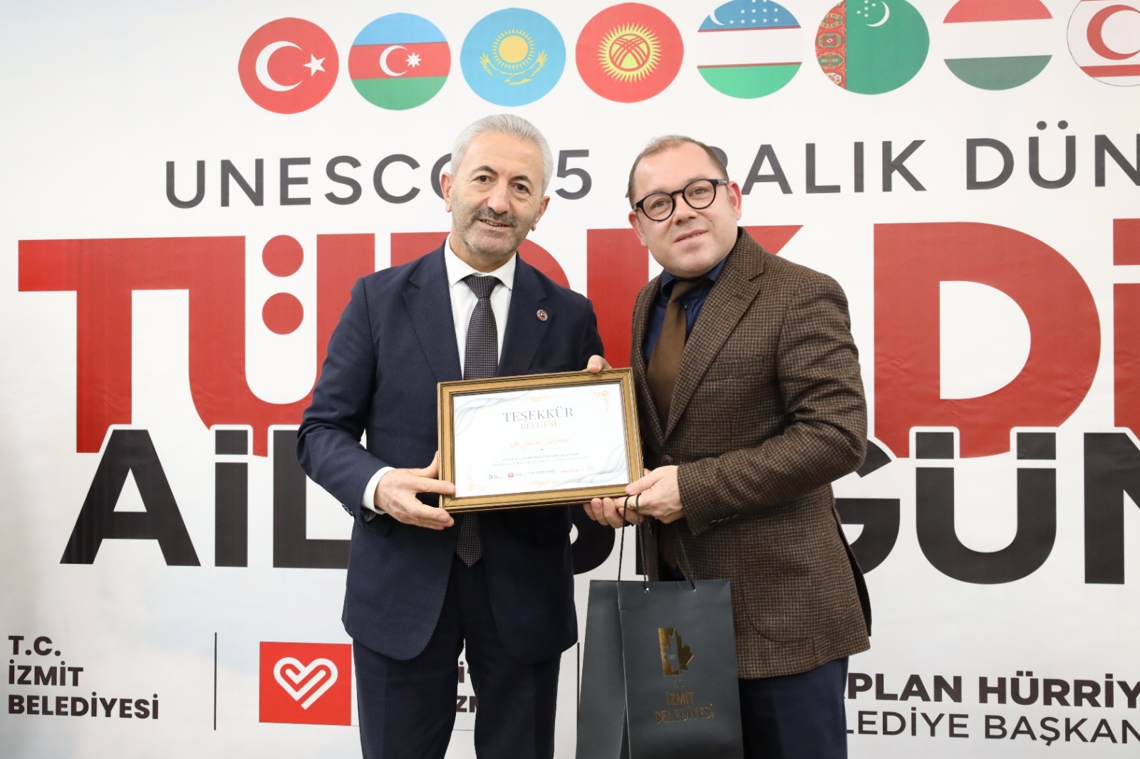 İzmit’te Dünya Türk Dili Ailesi Günü anlamlı bir programla kutlandı (6) İzmit’te Dünya Türk Dili Ailesi Günü anlamlı bir programla kutlandı (6)