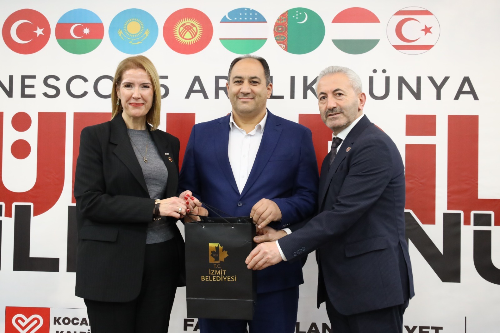 İzmit’te Dünya Türk Dili Ailesi Günü anlamlı bir programla kutlandı (9) İzmit’te Dünya Türk Dili Ailesi Günü anlamlı bir programla kutlandı (9)