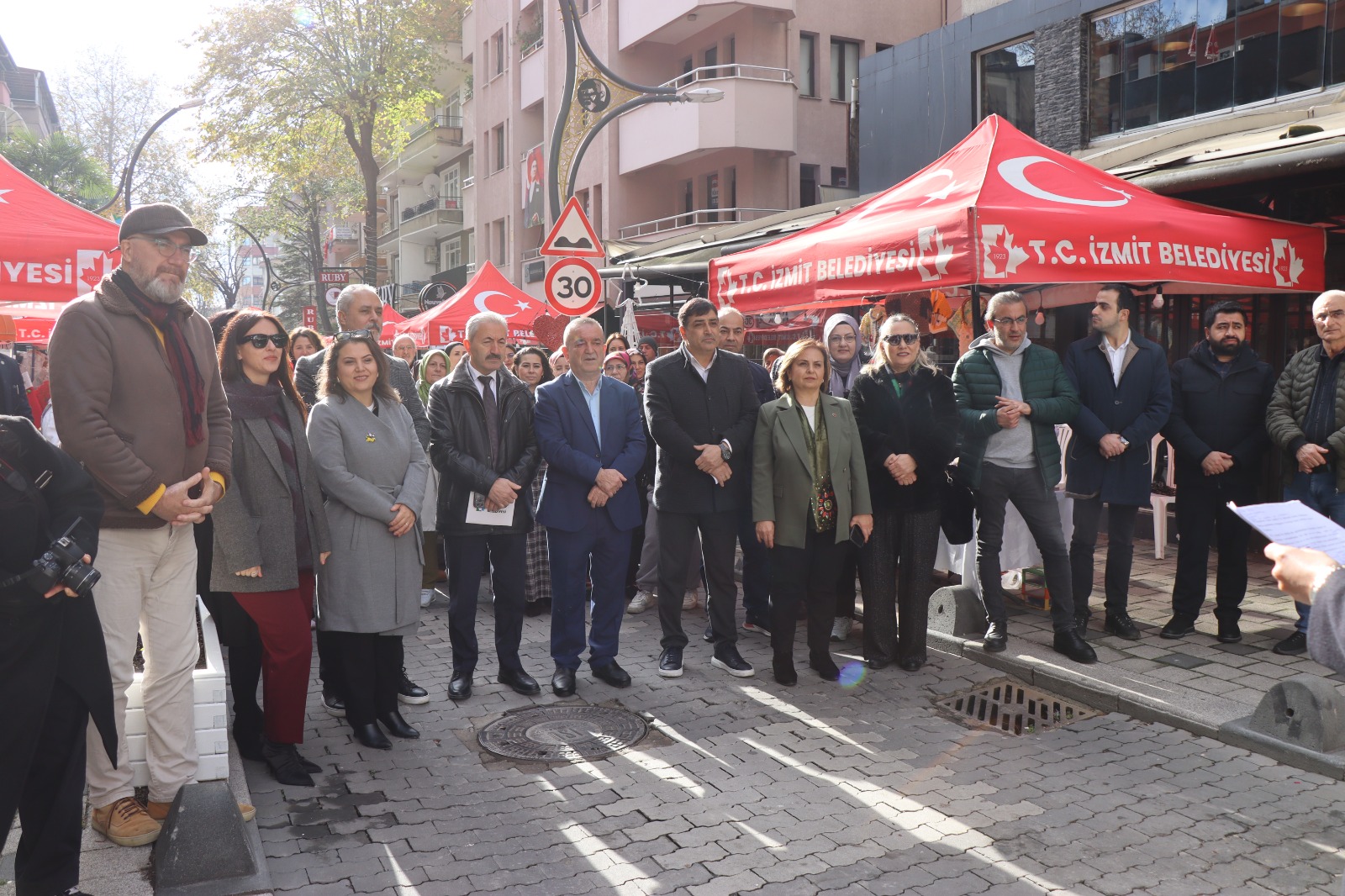 Izmit'te yeni yil coskusu Köseoglu Sokak Senligi ile bugün basladi (10) Izmit'te yeni yil coskusu Köseoglu Sokak Senligi ile bugün basladi (10)