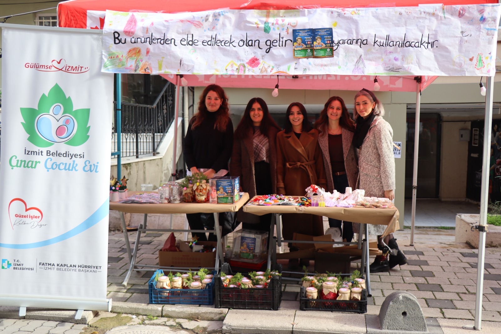 Izmit'te yeni yil coskusu Köseoglu Sokak Senligi ile bugün basladi (4) Izmit'te yeni yil coskusu Köseoglu Sokak Senligi ile bugün basladi (4)