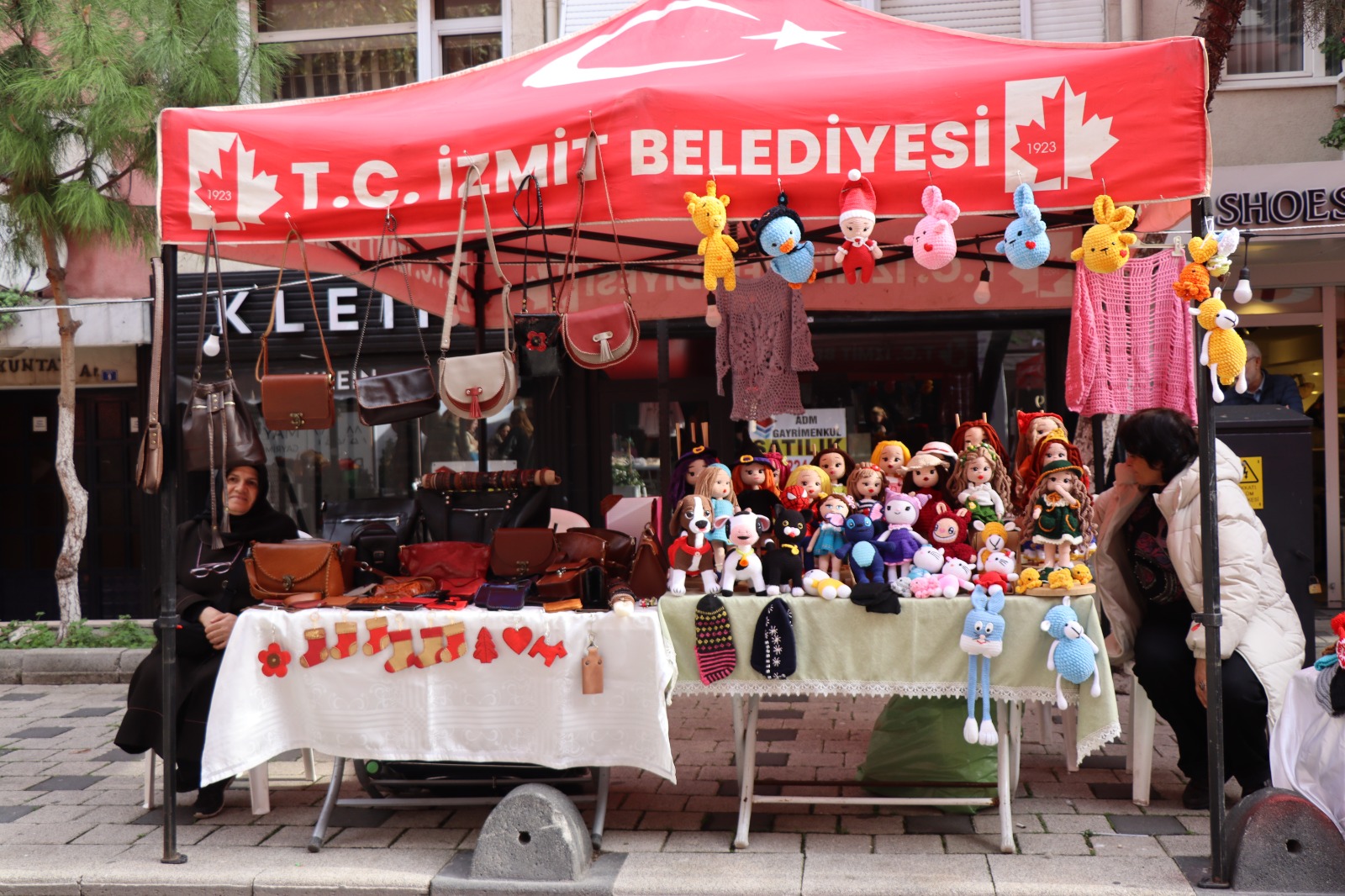 Izmit'te yeni yil coskusu Köseoglu Sokak Senligi ile bugün basladi (9) Izmit'te yeni yil coskusu Köseoglu Sokak Senligi ile bugün basladi (9)