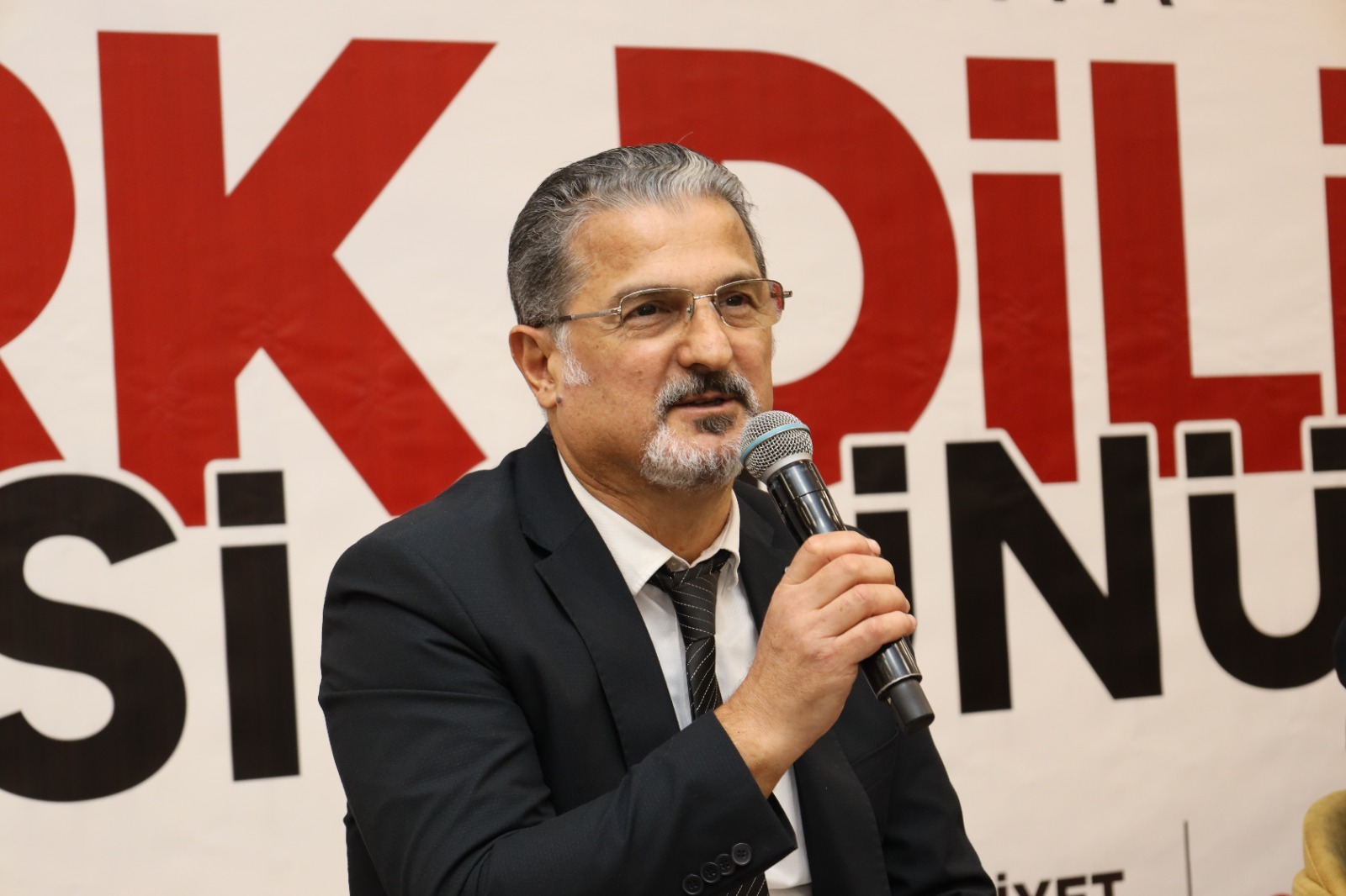 Kocaeli Üniversitesi Fen-Edebiyat Fakültesi Türk Dili ve Edebiyatı Bölümü Öğretim Üyesi Prof. Dr. Gencay Zavotçu Kocaeli Üniversitesi Fen-Edebiyat Fakültesi Türk Dili ve Edebiyatı Bölümü Öğretim Üyesi Prof. Dr. Gencay Zavotçu