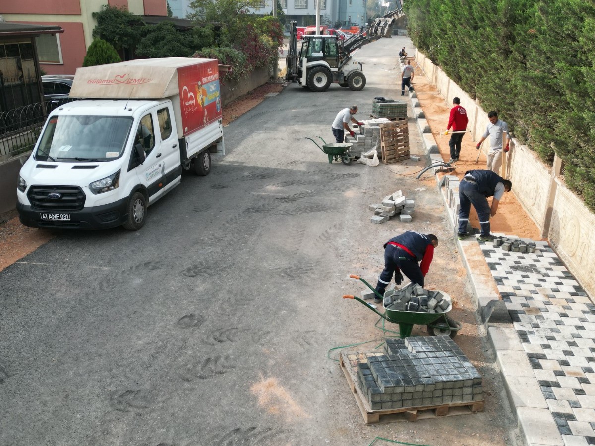 MHP Izmit ilçe basin bürosunun Yahya kaptanda 7 yildir çivi çakilmadigini iddia ettigi fotograflar (2) MHP Izmit ilçe basin bürosunun Yahya kaptanda 7 yildir çivi çakilmadigini iddia ettigi fotograflar (2)