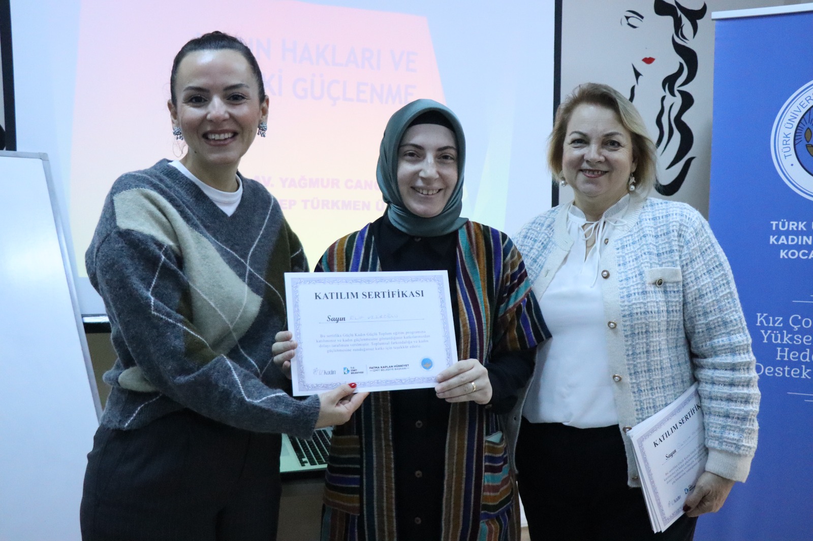 Programı tamamlayan kadınlara sertifikaları takdim edildi (1)