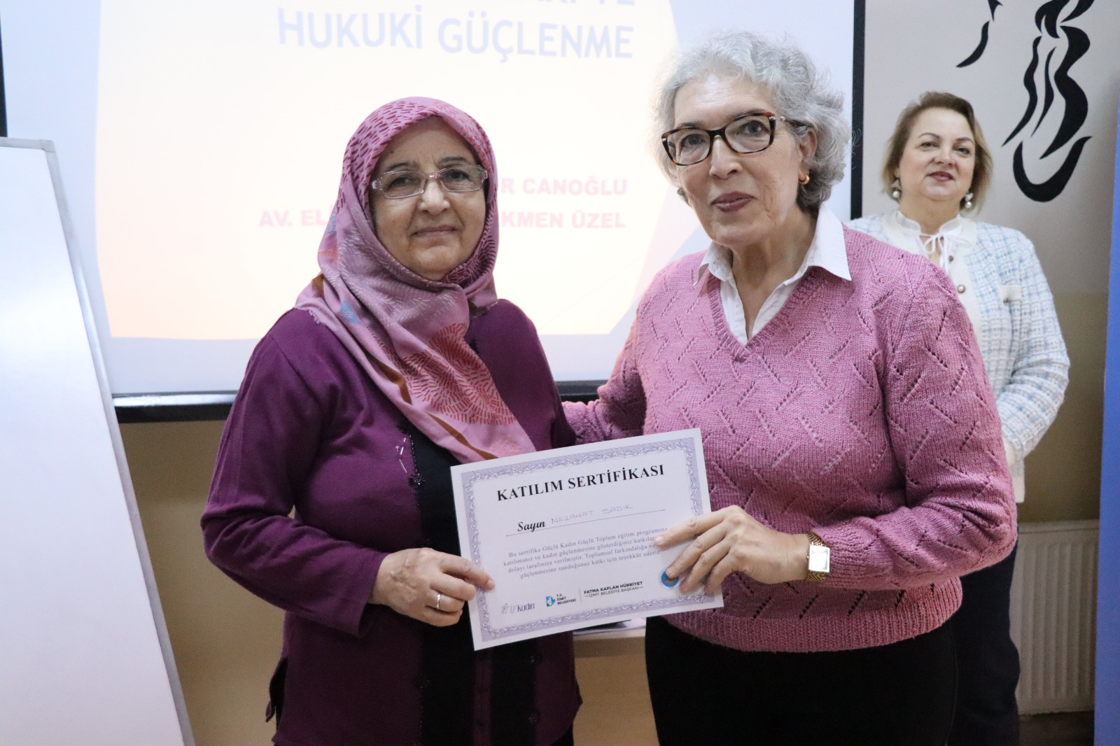 Programı tamamlayan kadınlara sertifikaları takdim edildi (3)