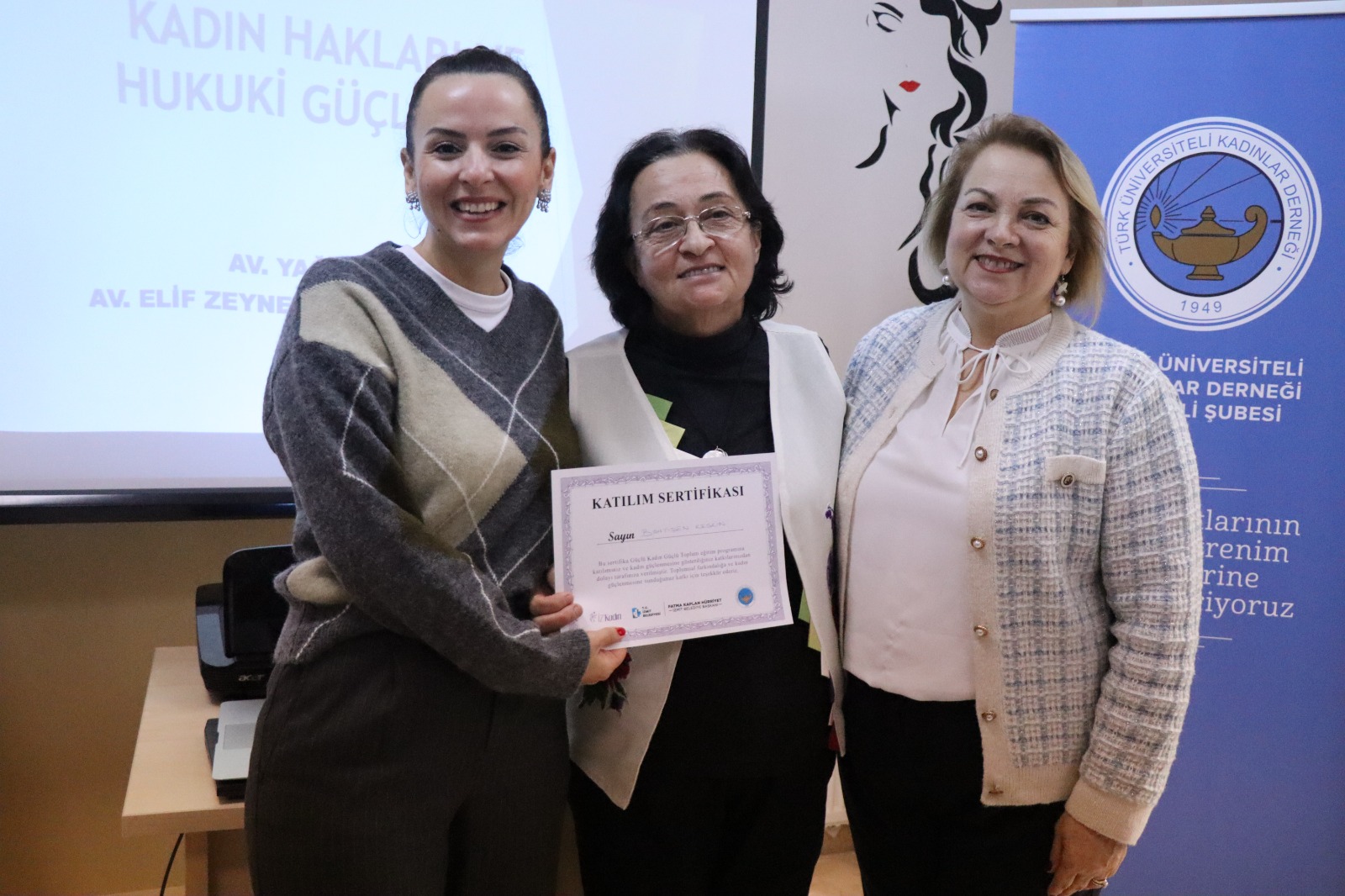 Programı tamamlayan kadınlara sertifikaları takdim edildi (4)
