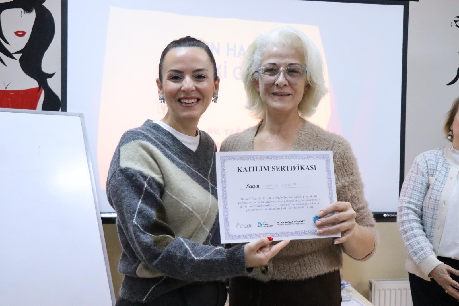 Programı tamamlayan kadınlara sertifikaları takdim edildi (8)