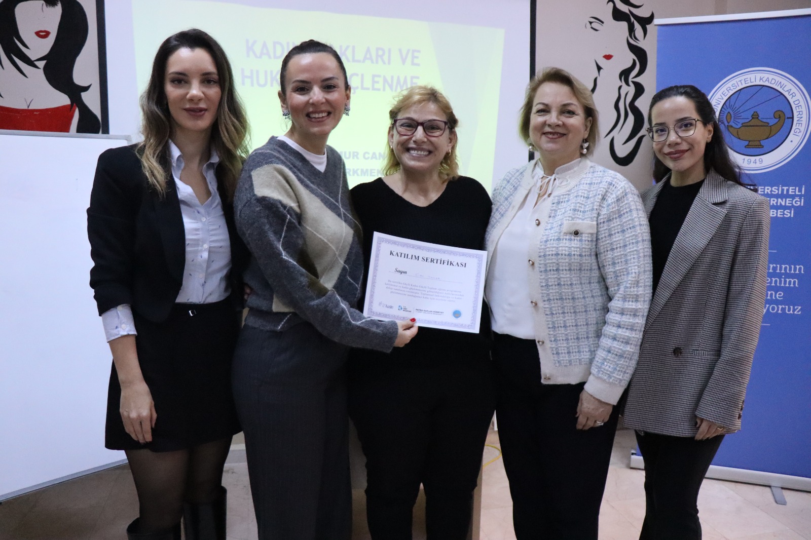 Programı tamamlayan kadınlara sertifikaları takdim edildi (9)