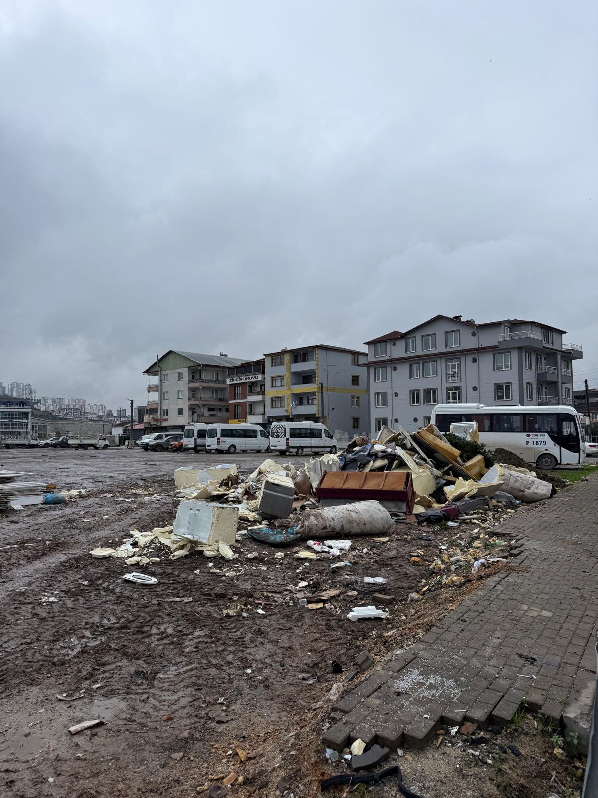 Hürriyet, güne Yenişehir Mahallesi Banu Sokak ve Arkan Sokak’ta gerçekleştirilen katı atık denetimiyle başladı. (6)