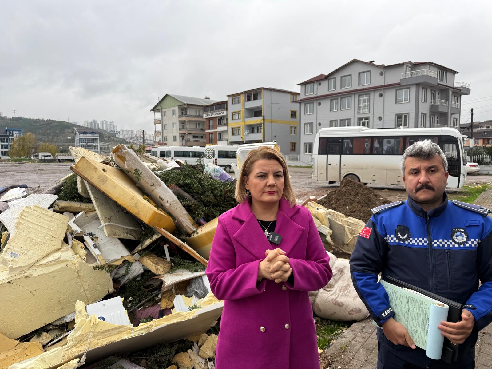 Hürriyet, güne Yenişehir Mahallesi Banu Sokak ve Arkan Sokak’ta gerçekleştirilen katı atık denetimiyle başladı. (7)