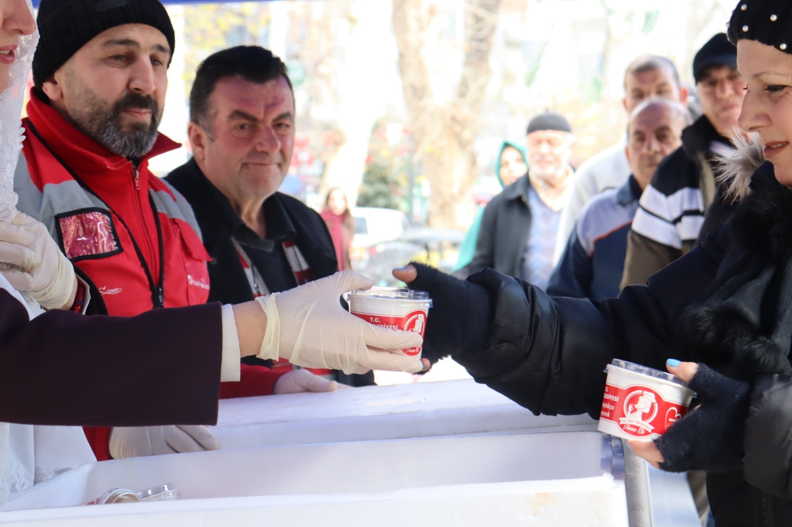 Izmit Belediyesinden Miraç Kandili'nde helva ikrami (1)