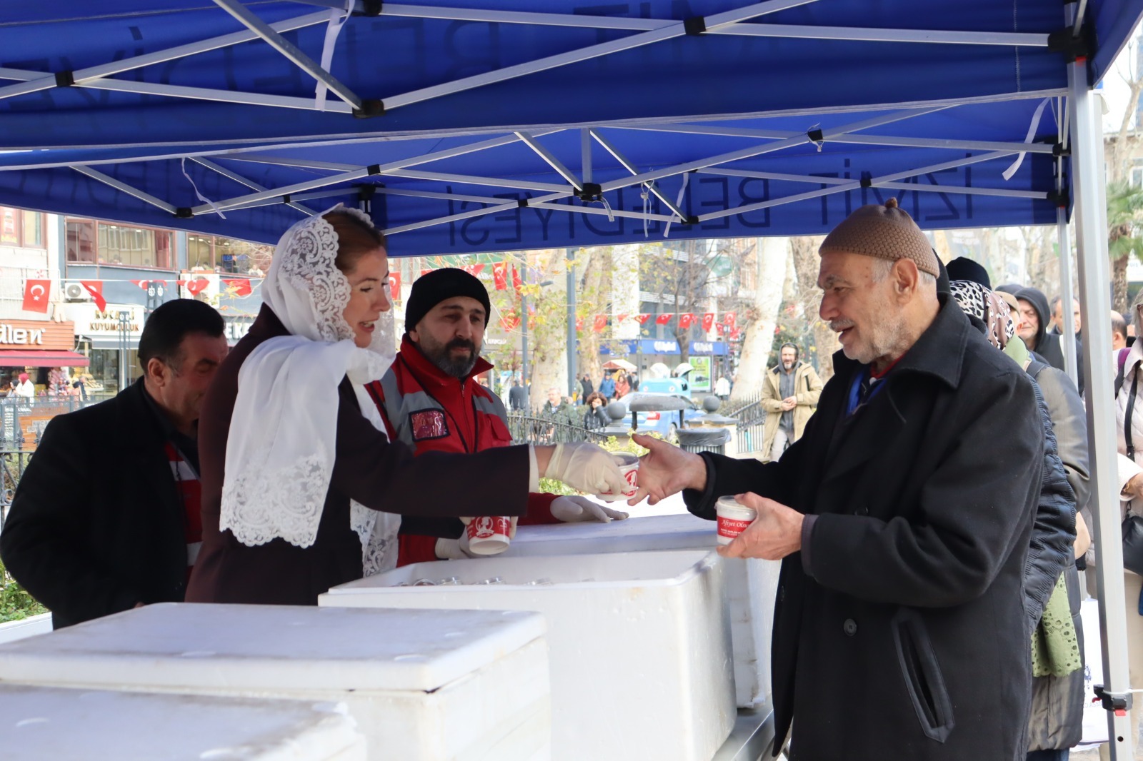 Izmit Belediyesinden Miraç Kandili'nde helva ikrami (10)