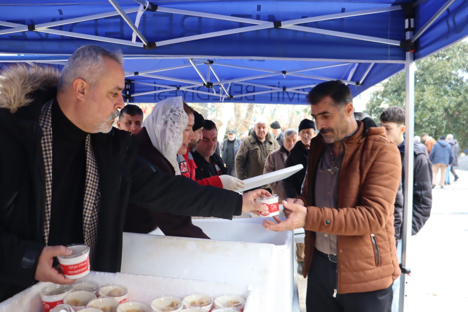 Izmit Belediyesinden Miraç Kandili'nde helva ikrami (2)