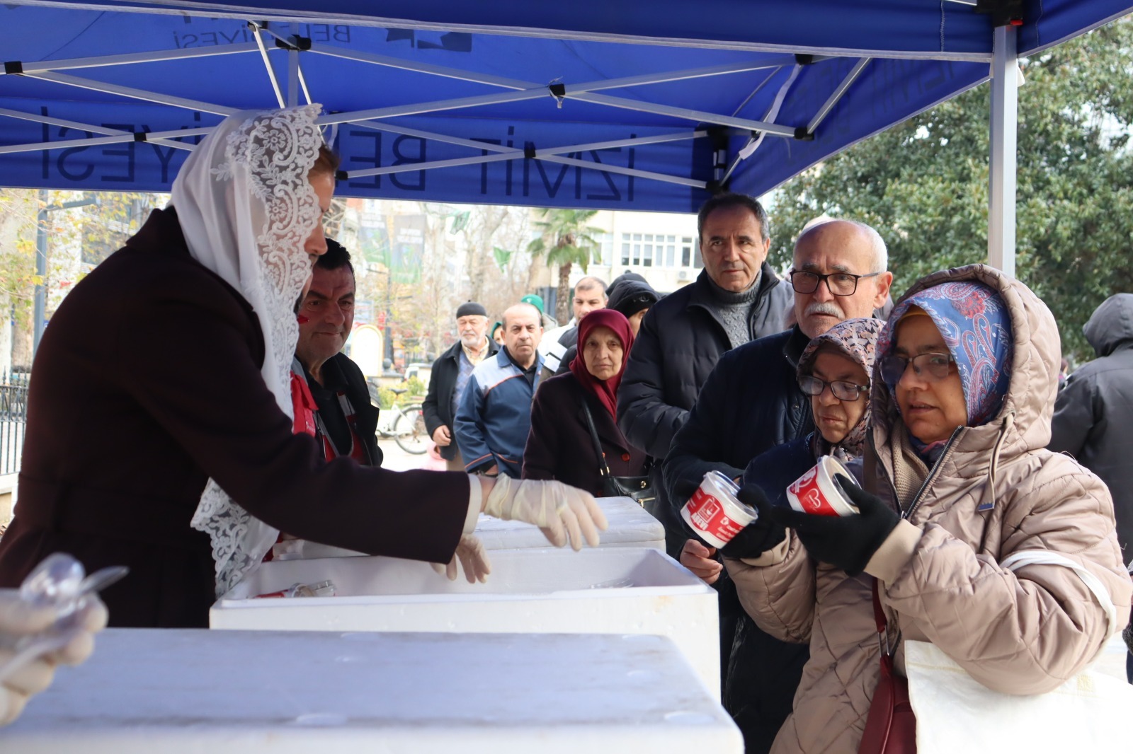 Izmit Belediyesinden Miraç Kandili'nde helva ikrami (5)