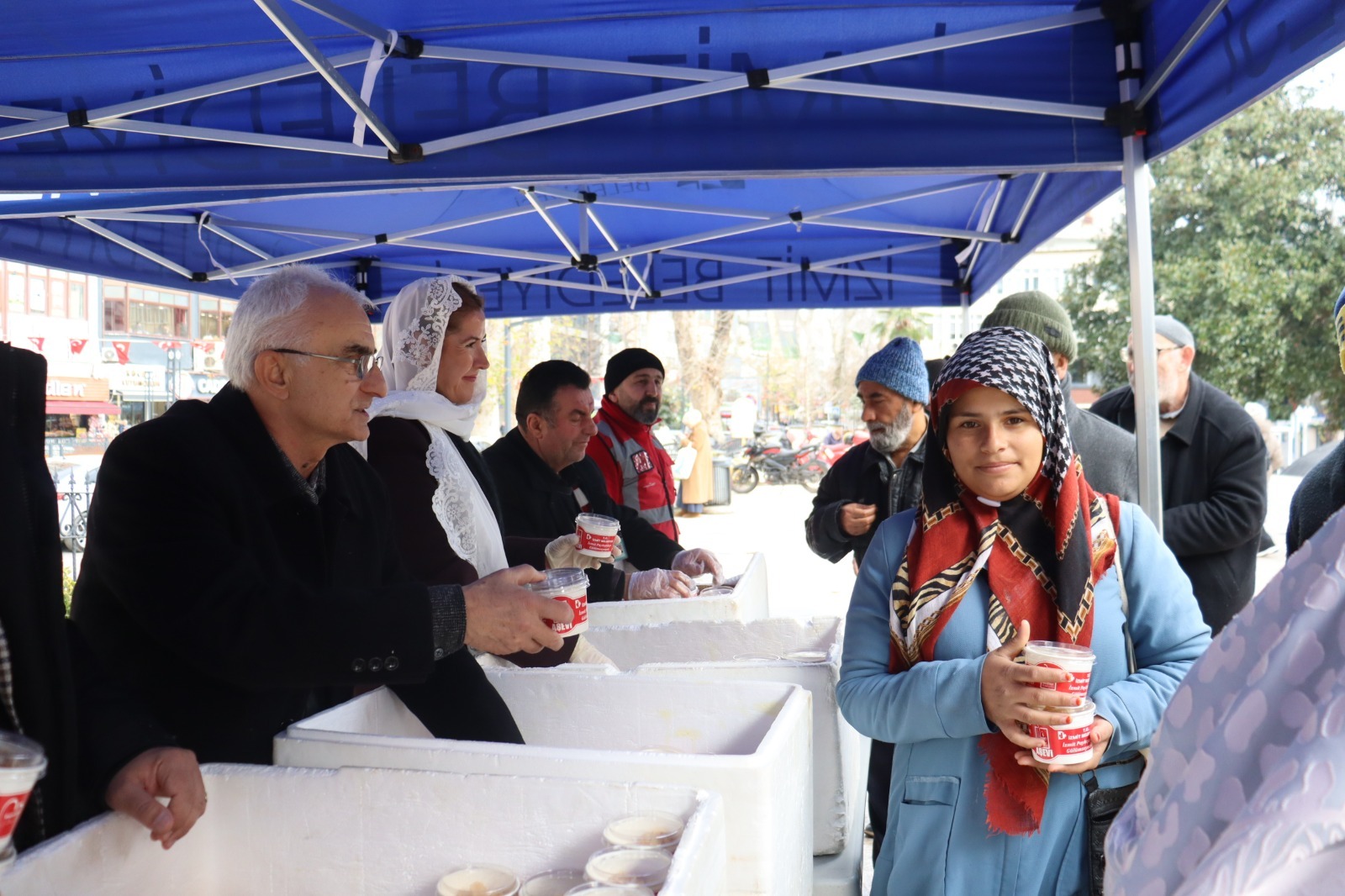 Izmit Belediyesinden Miraç Kandili'nde helva ikrami (6)