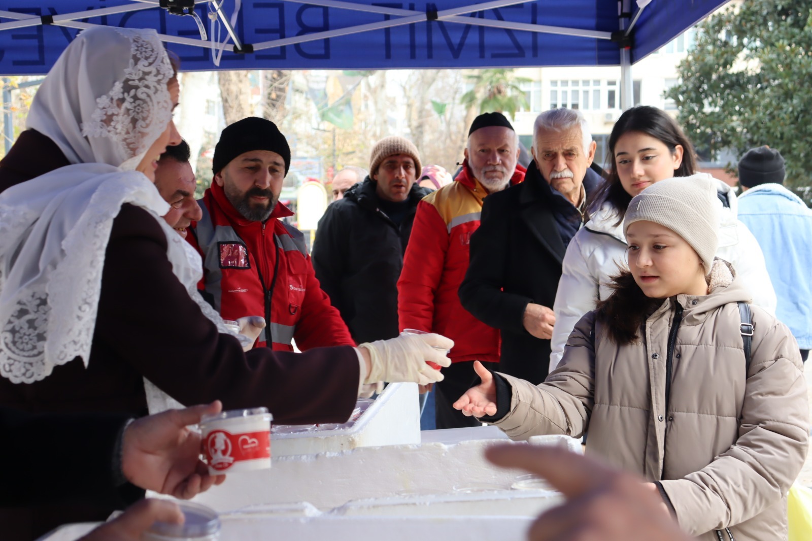 Izmit Belediyesinden Miraç Kandili'nde helva ikrami (7)