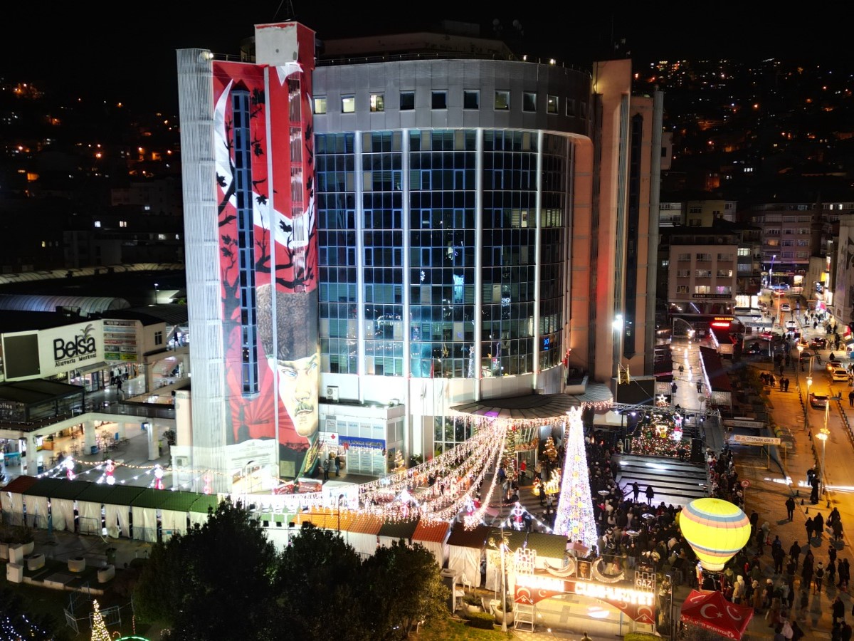 Izmitliler 2026'ya Belsa Meydaninda `Merhaba' dedi (12) Izmitliler 2026'ya Belsa Meydaninda `Merhaba' dedi (12)