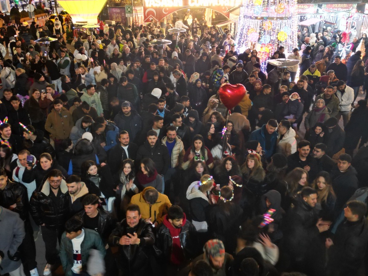 Izmitliler 2026'ya Belsa Meydaninda `Merhaba' dedi (2) Izmitliler 2026'ya Belsa Meydaninda `Merhaba' dedi (2)