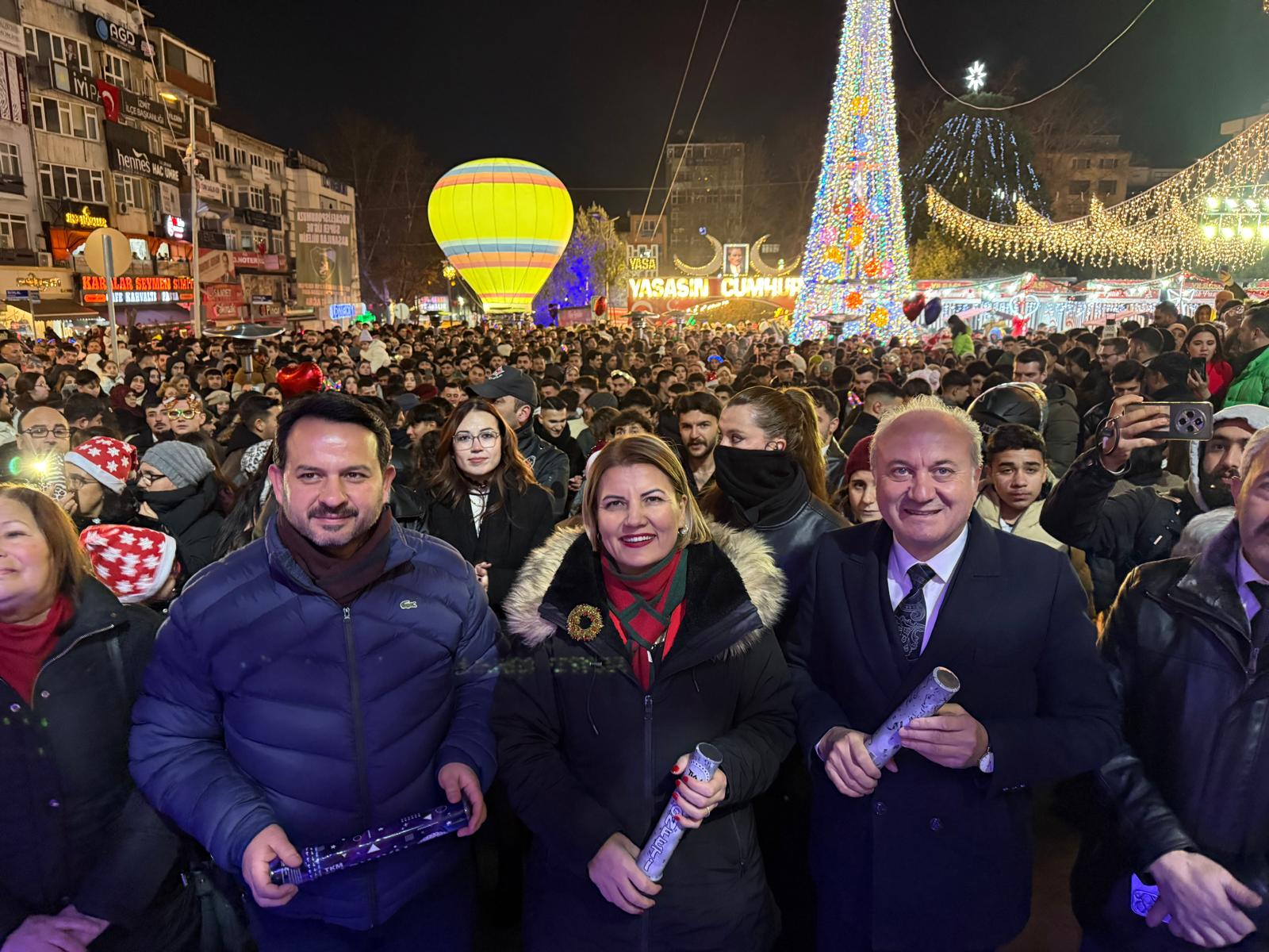 Izmitliler 2026'ya Belsa Meydaninda `Merhaba' dedi (6) Izmitliler 2026'ya Belsa Meydaninda `Merhaba' dedi (6)