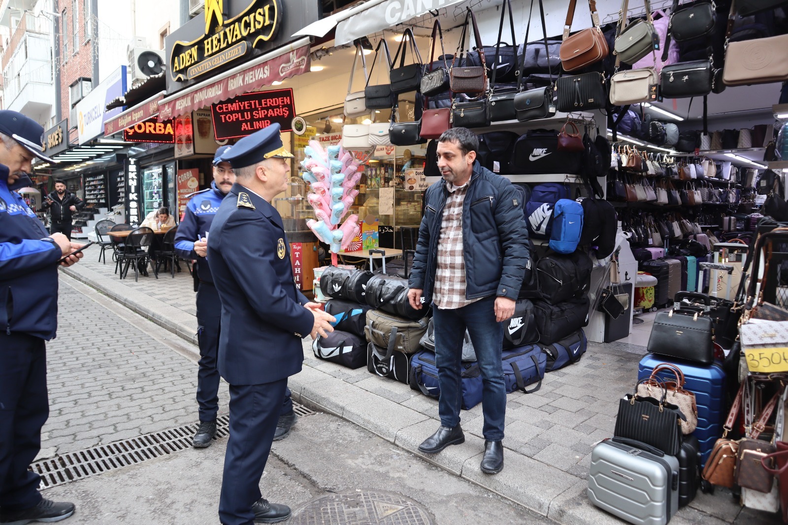 Izmit'te kamu alani isgallerine siki denetim (1)