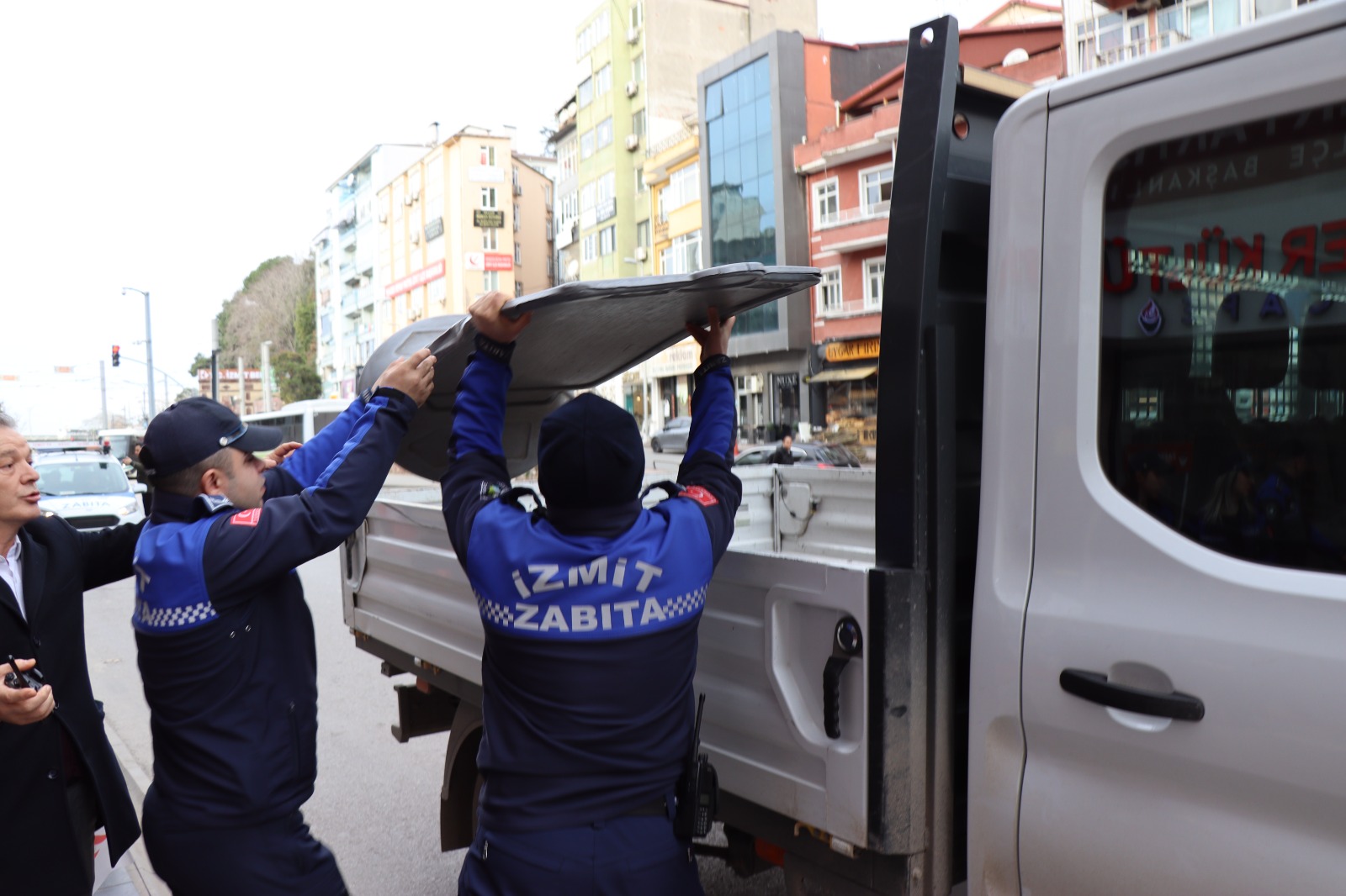 İzmit’te kamu alanı işgallerine sıkı denetim sürüyor (1) İzmit’te kamu alanı işgallerine sıkı denetim sürüyor (1)