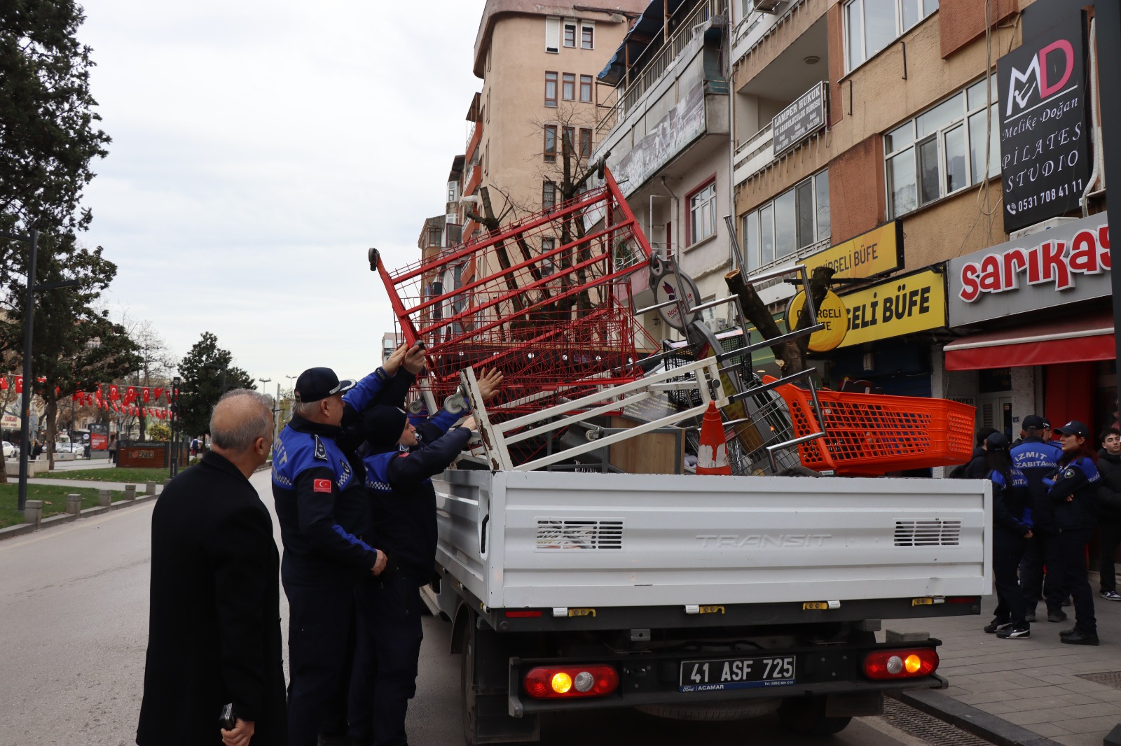 İzmit’te kamu alanı işgallerine sıkı denetim sürüyor (7) İzmit’te kamu alanı işgallerine sıkı denetim sürüyor (7)