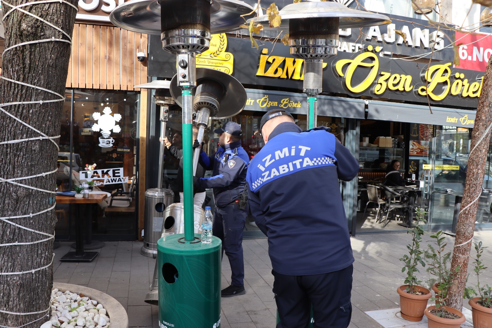 İzmit’te kamu alanı işgallerine sıkı denetim sürüyor (9) İzmit’te kamu alanı işgallerine sıkı denetim sürüyor (9)