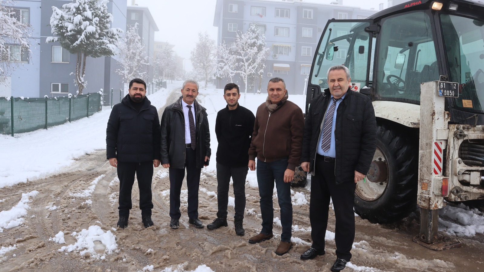 Akpınar Mahalle Muhtarı Kenan Obuz ve İzmit Belediyesi heyeti bir arada (6) Akpınar Mahalle Muhtarı Kenan Obuz ve İzmit Belediyesi heyeti bir arada (6)