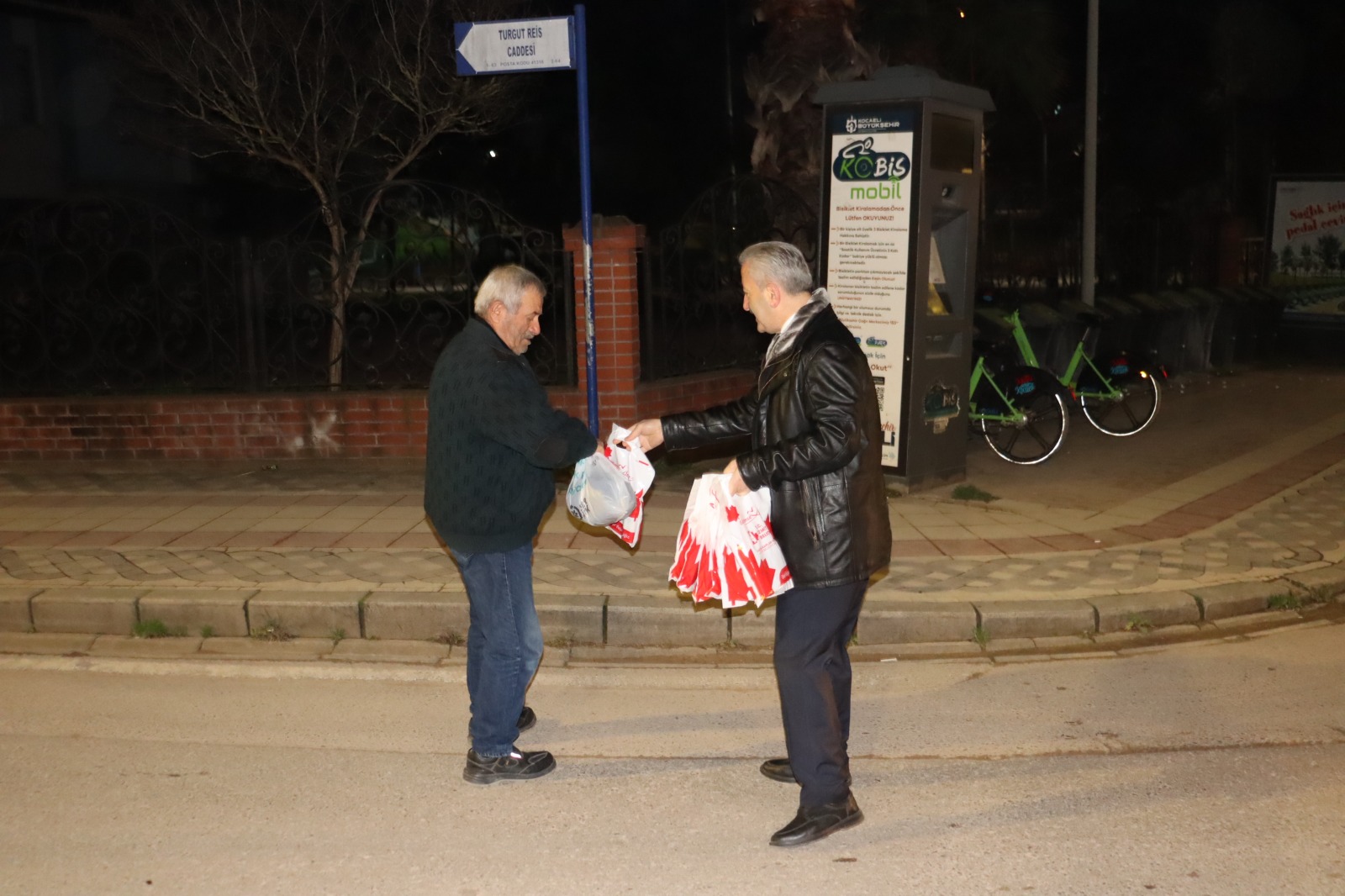 Alikahyalı emekçiler güne İzmit Belediyesinin ikramlarıyla başladı (4)