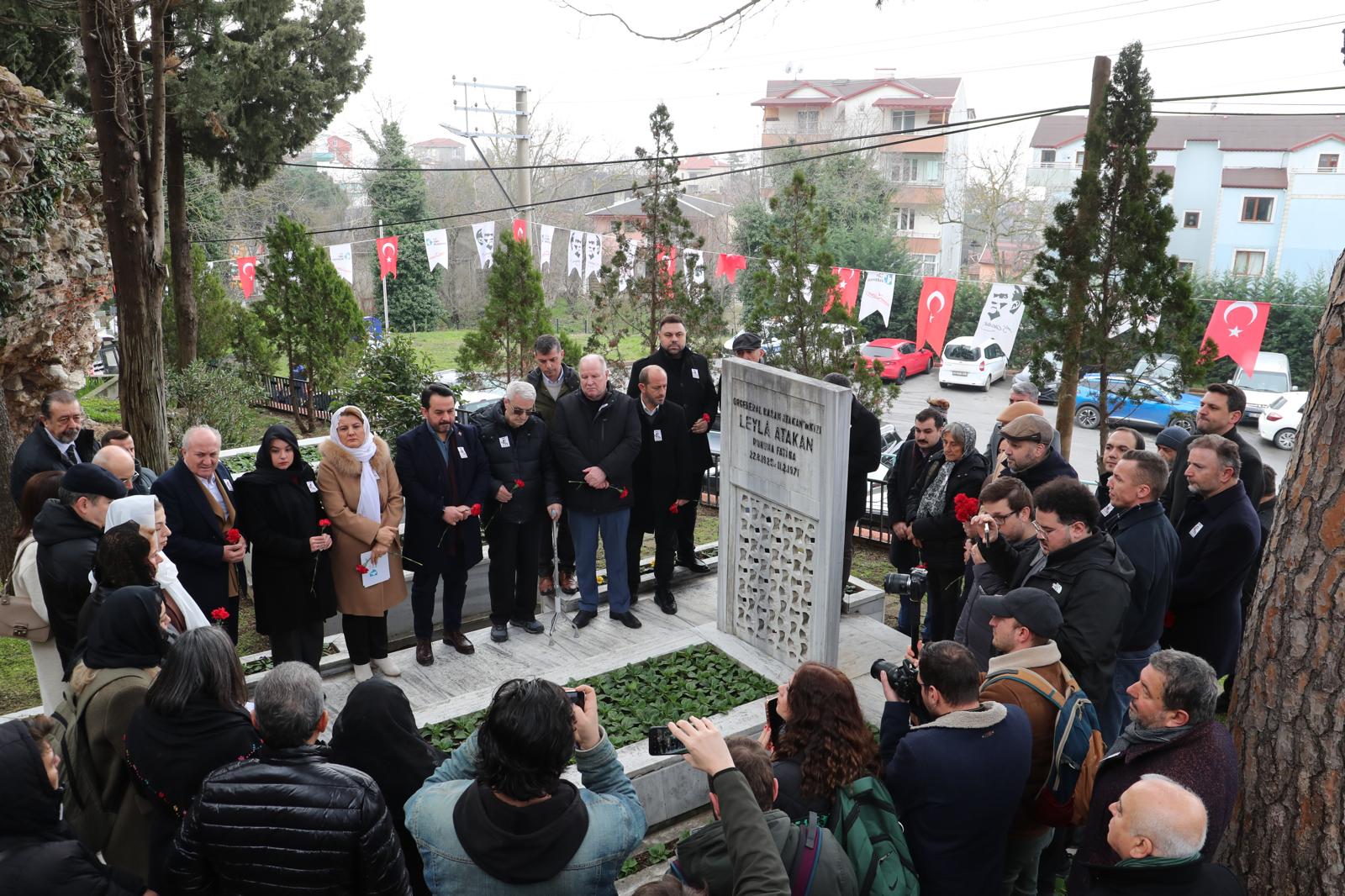 Efsane başkan Leyla Atakan vefatının 55. Yılında mezarı başında anıldı (2) Efsane başkan Leyla Atakan vefatının 55. Yılında mezarı başında anıldı (2)